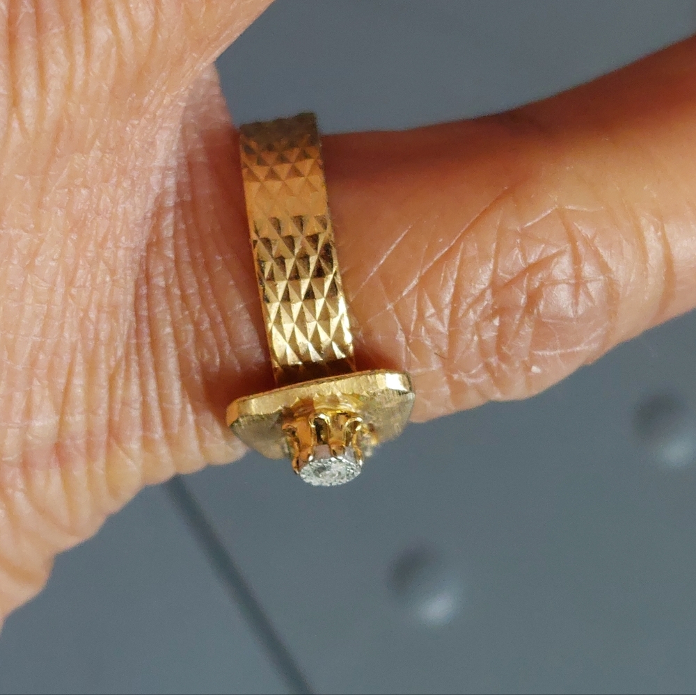 Tiny White Topaz Stone On Gold Tone Buckle Style Band Textured Ring Size 5.75 - Picture 3 of 7